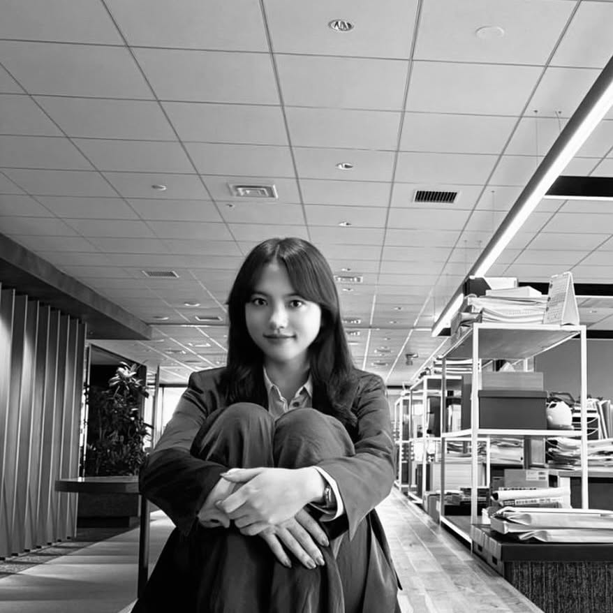 清原果耶、ドラマ「初恋DOGs」放送開始!モノクロ微笑ショットに癒や 清原果耶、ドラマ「初恋DOGs」放送開始!モノクロ微笑ショットに癒や