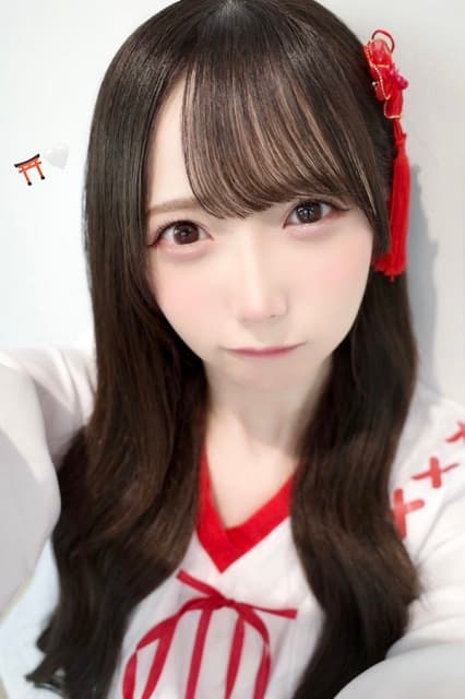 ≠ME・谷崎早耶が”巫女さん”姿でデジカメ自撮りショットを公開