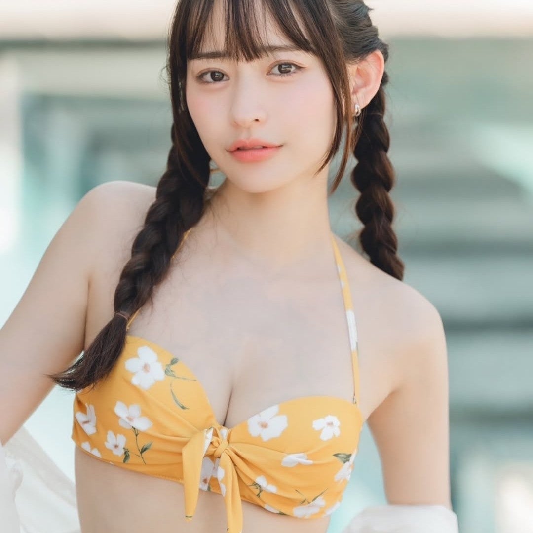 無敵のグラドル”が三つ編み姿で萌えかわビキニショットを公開