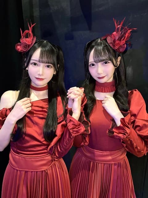 ≠ME・谷崎早耶&鈴木瞳美が深紅の『ピオニーズ』衣装で2ショット
