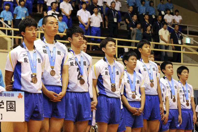 男子バレーで3位に入賞した駿台学園の選手たち ©読売新聞社