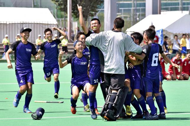 ホッケー男子 勝利が決まり、喜びを爆発させる天理の選手 ©読売新聞社