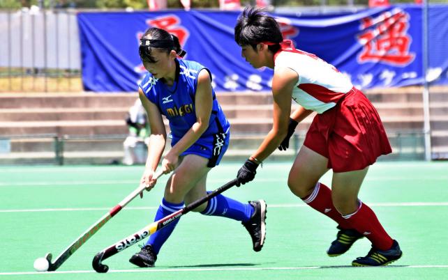ホッケー女子 相手選手と激しく競り合う築館の選手(左) ©読売新聞社