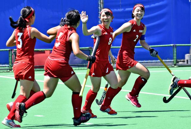 ホッケー女子 追加点が入り、ハイタッチする石動の選手 ©読売新聞社