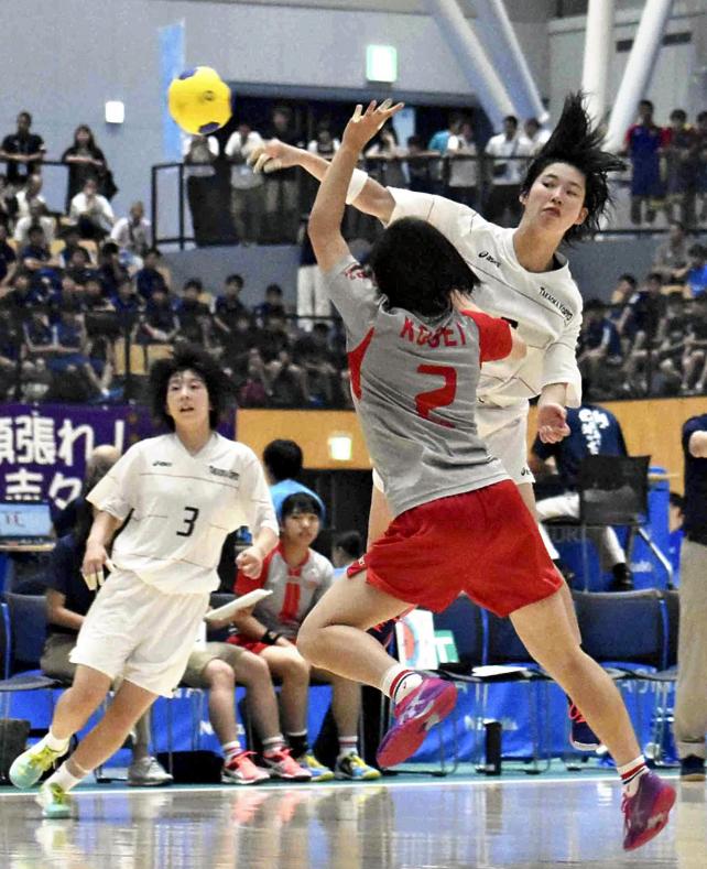 ハンドボール女子 ゴールを狙う高岡向陵の高木朔来 ©読売新聞社