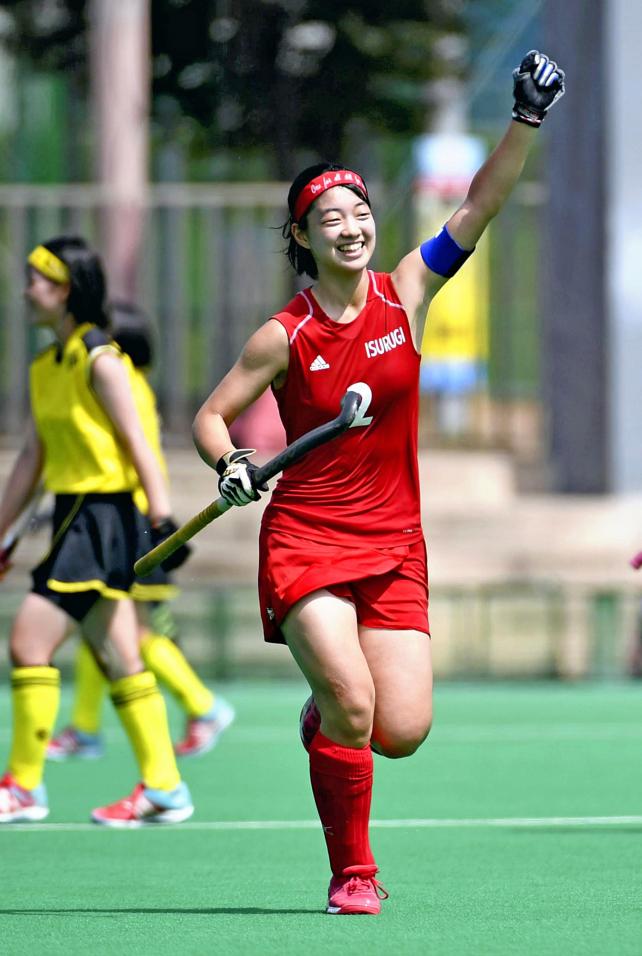 ホッケー女子準決勝、先制点を決めガッツポーズする石動の西永空 ©読売新聞社