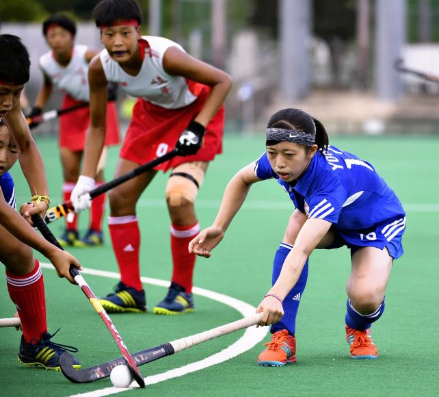 ホッケー女子準決勝、競り合う横田の萩塚菜(右) ©読売新聞社