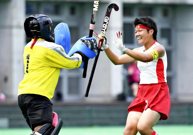 ホッケー女子準決勝、2点目を決めGKの駒形羽良々(左)に駆け寄る岐阜各務野の森遼名 ©読売新聞社