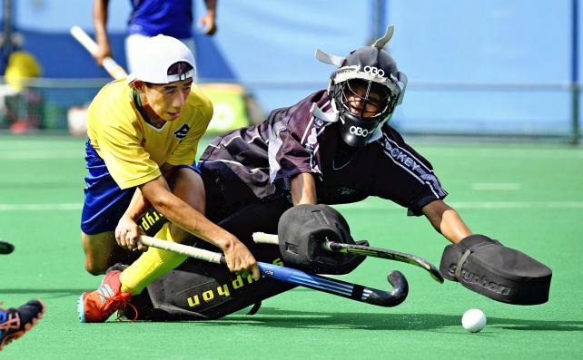 ホッケー男子準決勝、ゴールを決める今市の大岡凌磨(左) ©読売新聞社