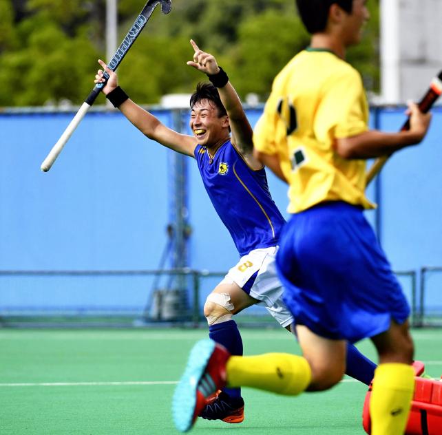 ホッケー男子準決勝、ゴールを決め喜ぶ丹生の玉坂光輝 ©読売新聞社