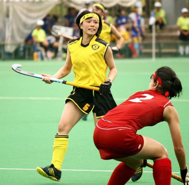 ホッケー女子準決勝、仲間からの激励を腕に記して戦った野村海月 ©読売新聞社