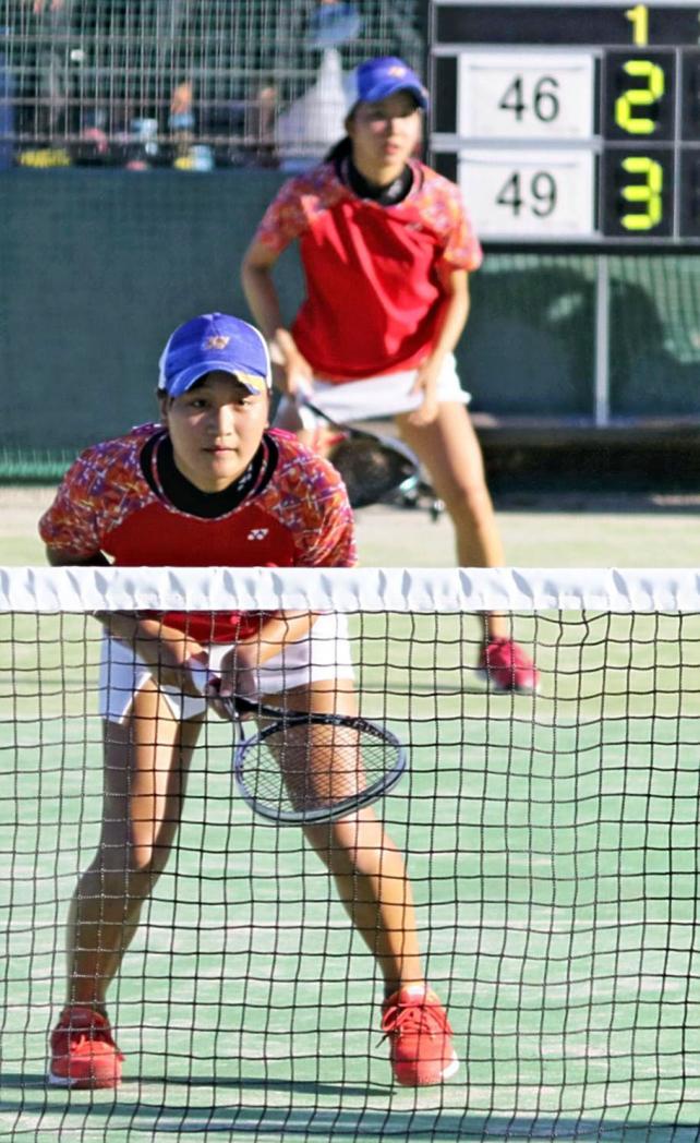 ソフトテニス女子個人、3回戦に臨む清水みなみ(手前)と中家瑞希ペア ©読売新聞社