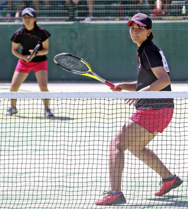 ソフトテニス女子個人、初戦で敗れた大社の山本未歩(左)と本田七海ペア ©読売新聞社