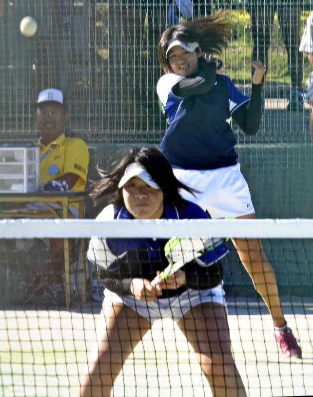 ソフトテニス女子個人、3回戦を突破した高田商の木原那菜(奥)、恵菜ペア ©読売新聞社