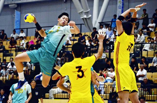 ハンドボール男子準決勝、シュートを放つ氷見の窪田礼央選手(左) ©読売新聞社