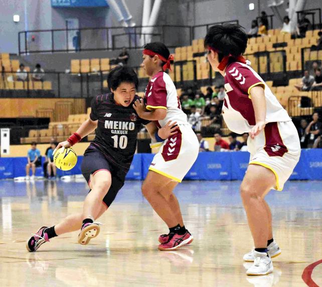 ハンドボール女子準決勝、ドリブルでボールを運ぶ明光学園の弓削春風主将(左) ©読売新聞社