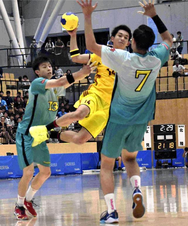 ハンドボール男子準決勝、シュートを放つ北陸の前田紗良主将(中央) ©読売新聞社