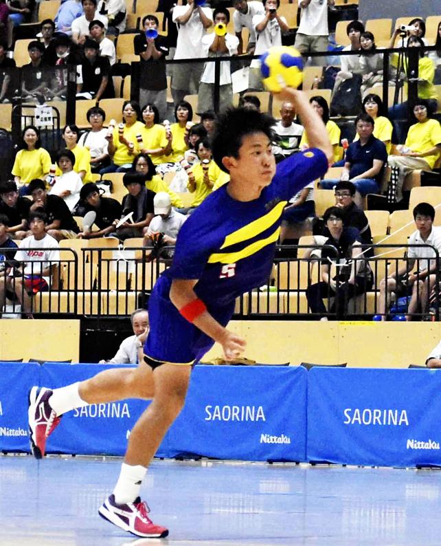 ハンドボール男子準決勝、シュートを放つ藤代紫水の榎本悠雅 ©読売新聞社