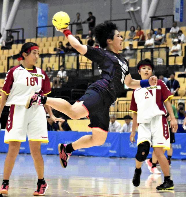 ハンドボール女子準決勝、シュートを放つ明光学園の弓削春風主将 ©読売新聞社