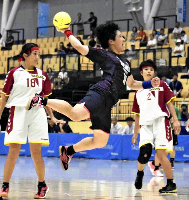 ハンドボール女子準決勝、シュートを放つ明光学園の弓削春風主将　©読売新聞社