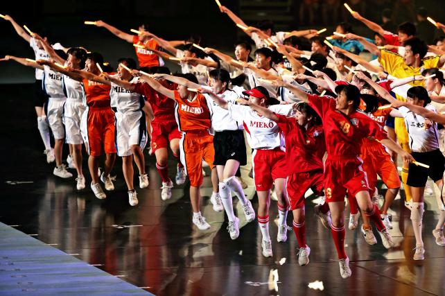 開会式で躍動的なダンスパフォーマンスを見せる高校生ら ©読売新聞社