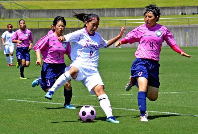 サッカー女子 相手ゴールに攻め込む藤枝順心の選手(中央)©読売新聞社