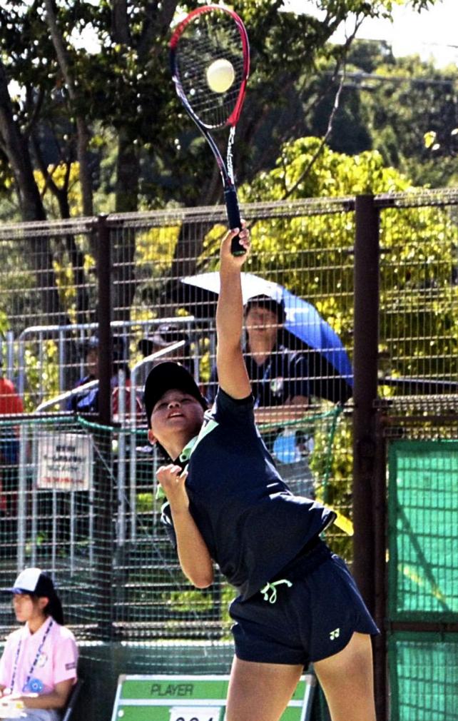 ソフトテニス女子個人、熱戦を繰り広げる三重の田川 ©読売新聞社