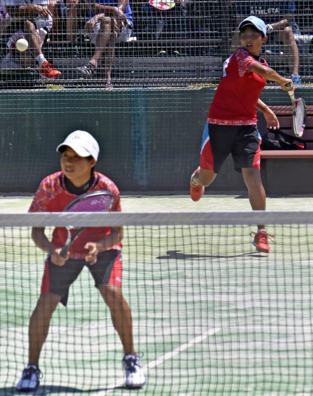 ソフトテニス女子個人準々決勝、ボールを打ち返す昭和学院の斎木菜々花、手前は吉野南美 ©読売新聞社