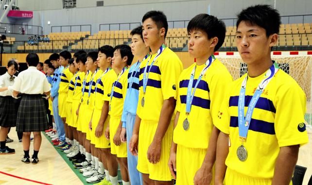ハンドボール男子 準優勝のメダルを授与される藤代紫水の選手たち ©読売新聞社