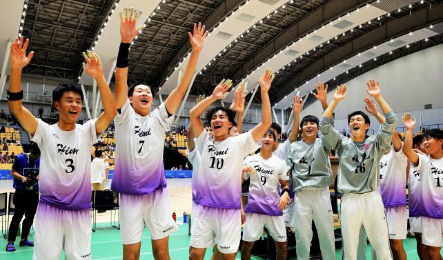 ハンドボール男子　優勝を決め、観客席の前で喜ぶ氷見の選手たち　©読売新聞社