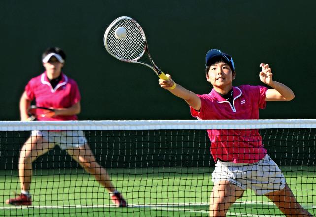 ソフトテニス女子個人決勝、積極的なネットプレーを見せる文化学園大杉並の原島百合香(右)、左は小林愛美 ©読売新聞社