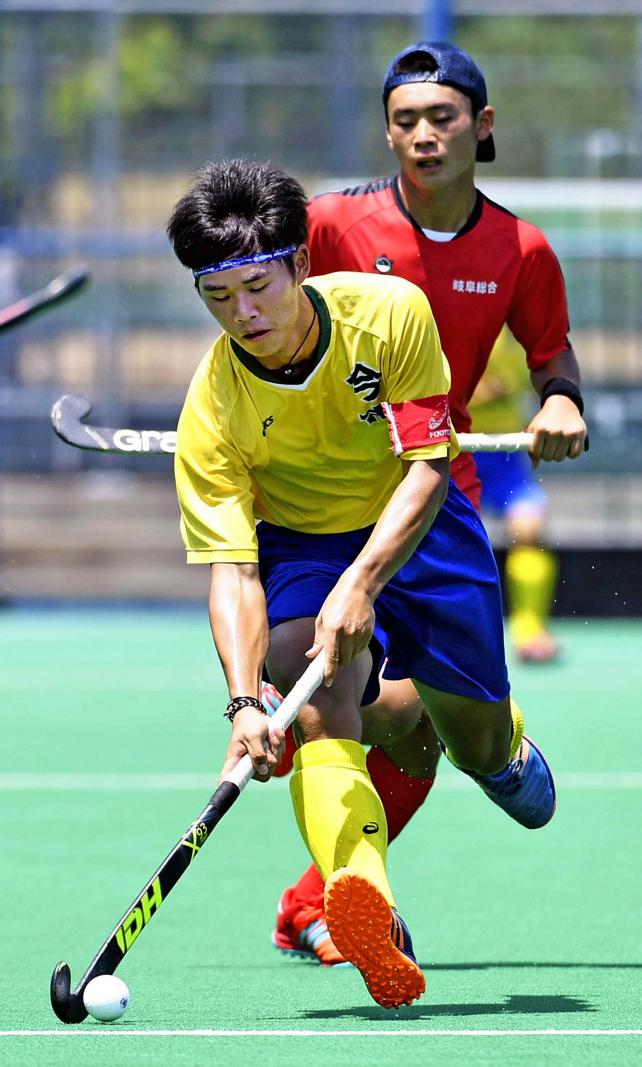 ホッケー男子決勝、果敢に攻め込む今市の松本和将 ©読売新聞社