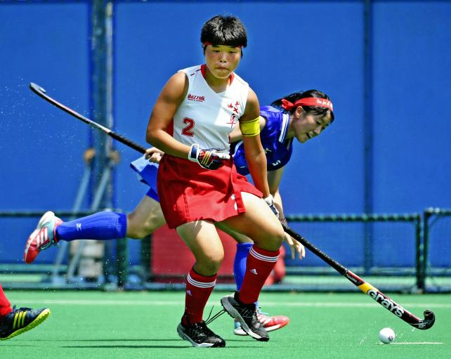 ホッケー女子決勝、ボールを奪う岐阜各務野の森遼名 ©読売新聞社