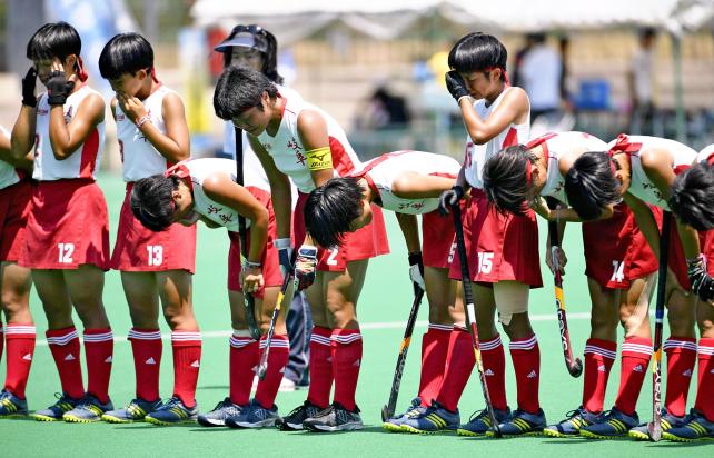 ホッケー女子、準優勝となり応援団にあいさつする岐阜各務野の選手　©読売新聞社