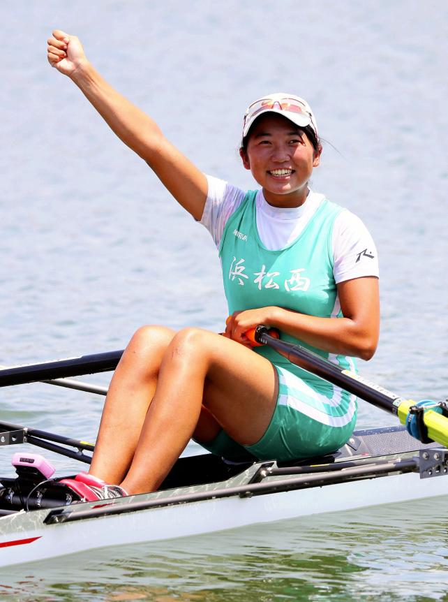 ボート女子シングルスカルで優勝しガッツポーズする浜松西の田口晴那 ©読売新聞社
