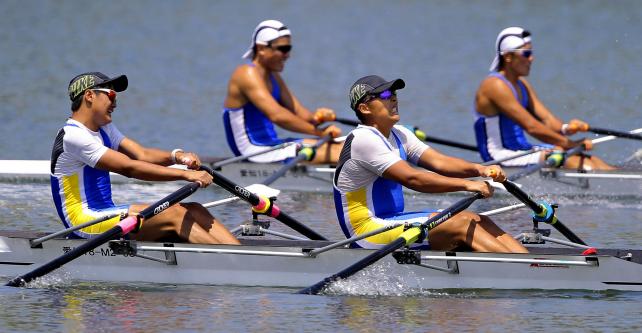 ボート男子ダブルスカルで２位になった浜松湖南の選手たち（手前）　©読売新聞社