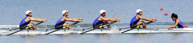 ボート男子かじ付き４人スカルで２位になった越ケ谷の選手たち　©読売新聞社