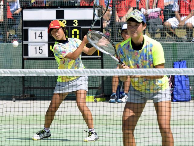 ソフトテニス女子団体1回戦、懸命にボールを返す上伊那農の矢崎小春(左)と小田切敬子 ©読売新聞社