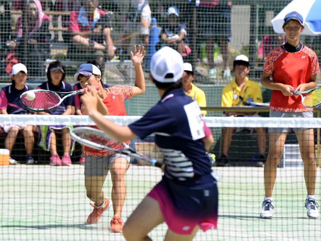 ソフトテニス女子団体1回戦、果敢なネットプレーを見せる川之石の矢野陽子(左)と浜田里帆 ©読売新聞社