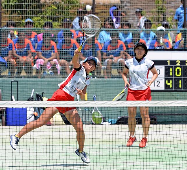 ソフトテニス女子団体2回戦、積極的なネットプレーでポイントを挙げる北越の冨樫春菜(左)と前山愛 ©読売新聞社
