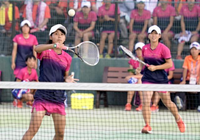 ソフトテニス女子団体戦準決勝、果敢なネットプレーでポイントを挙げる須磨学園の掃部唯加(左)と江藤志津香 ©読売新聞社