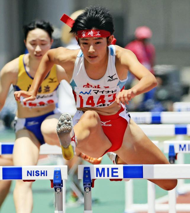 陸上女子100メートル障害 決勝に進出した宮崎工の上之園結子 ©読売新聞社