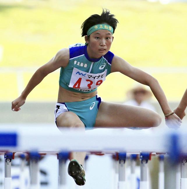 陸上女子100メートル障害で優勝した市船橋の小林歩未 ©読売新聞社