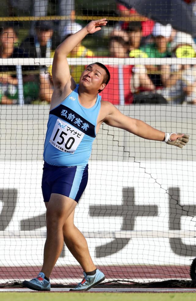 陸上男子ハンマー投げで優勝した弘前実の種市裕紀 ©読売新聞社