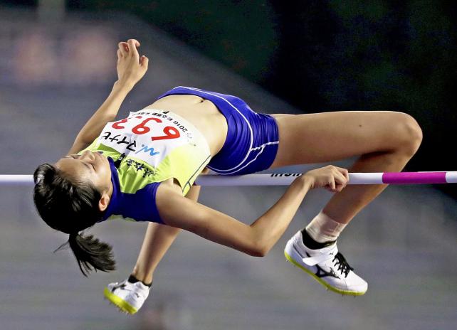 陸上女子走り高跳びで優勝した浜松西の大滝佐和 ©読売新聞社