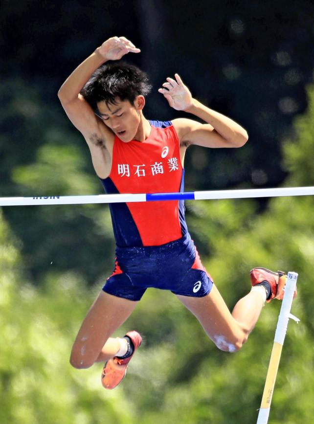 陸上男子棒高跳びで優勝した明石商の大崎洋介　©読売新聞社