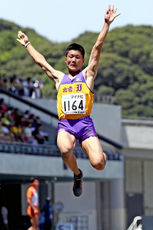 陸上男子走り幅跳び2位になった出雲の永岡宗一郎 ©読売新聞社