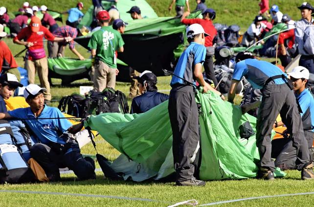 登山でテント設営をする四日市工業チーム　©読売新聞社