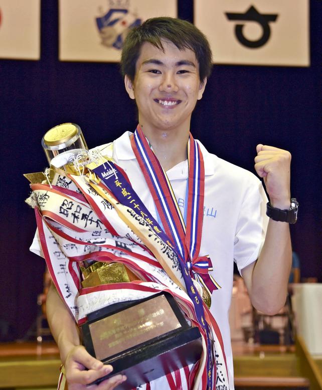 フェンシング男子サーブルで優勝し、トロフィーを抱いてガッツポーズする日大豊山の杉本隆大　©読売新聞社