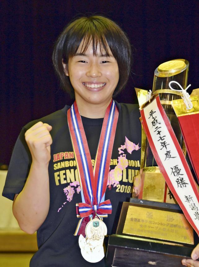 フェンシング女子サーブルで優勝しトロフィーを抱く三本松の黒田ほのか ©読売新聞社